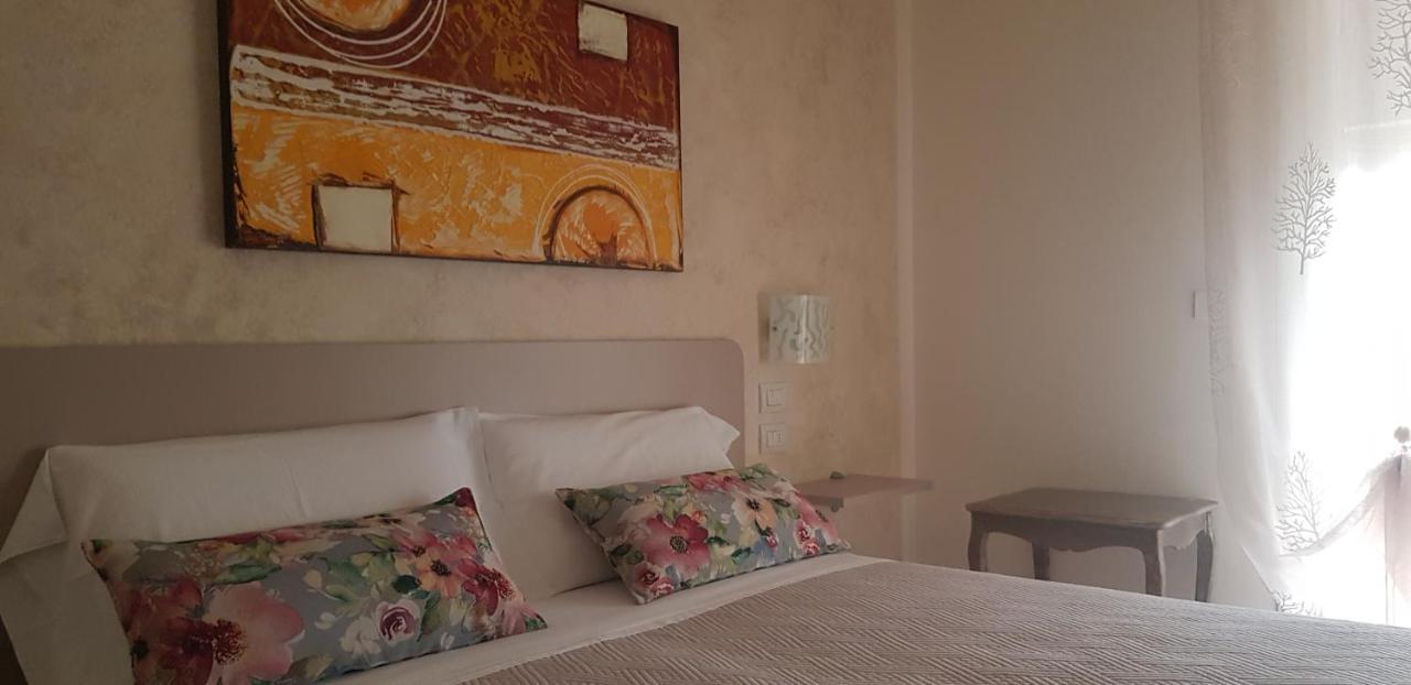 Hotel Margherita Meuble Сирмионе Стая снимка