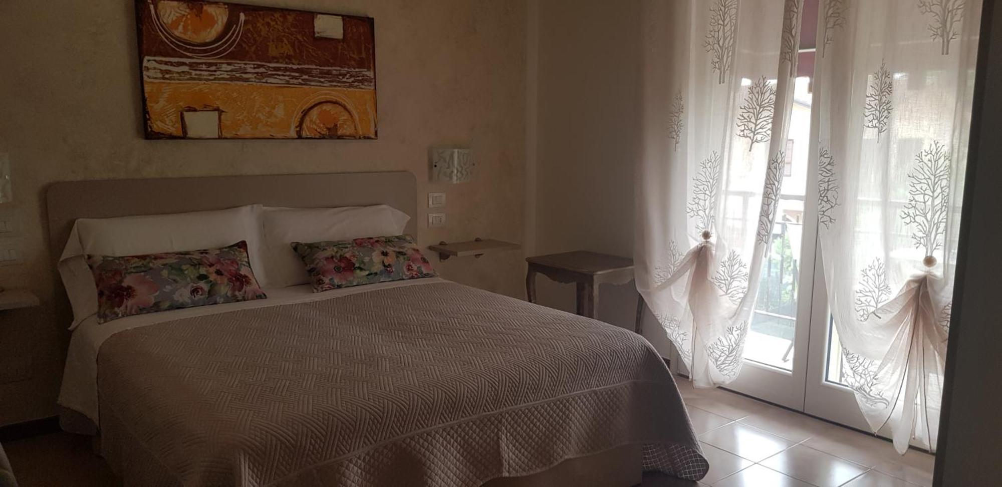 Hotel Margherita Meuble Сирмионе Стая снимка