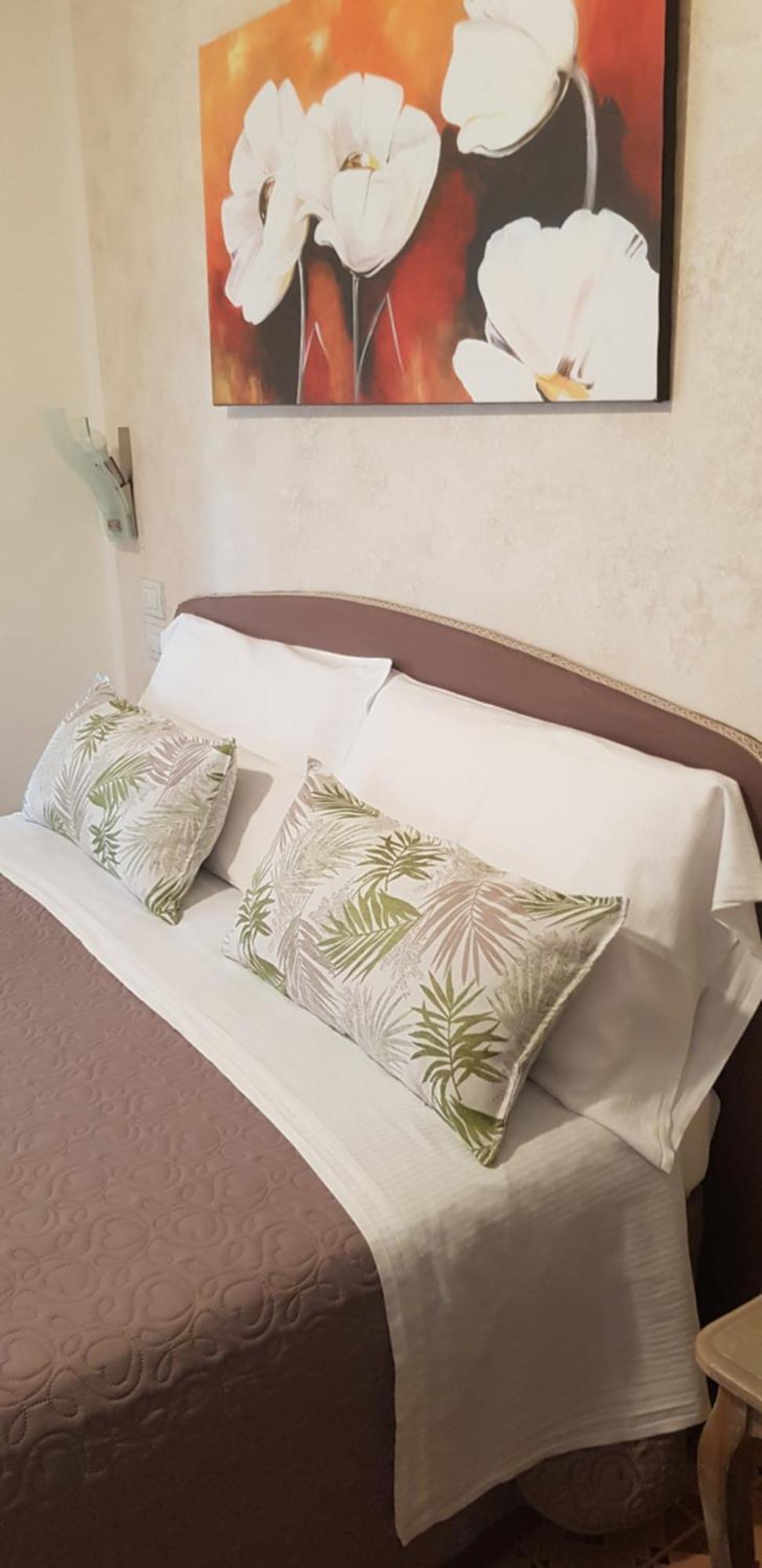 Hotel Margherita Meuble Сирмионе Стая снимка