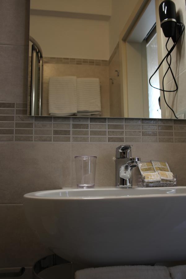 Hotel Margherita Meuble Сирмионе Екстериор снимка