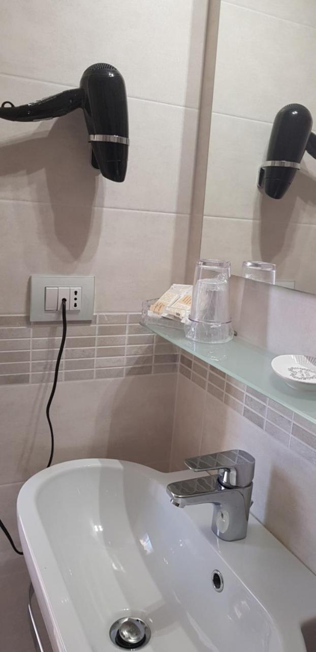 Hotel Margherita Meuble Сирмионе Екстериор снимка