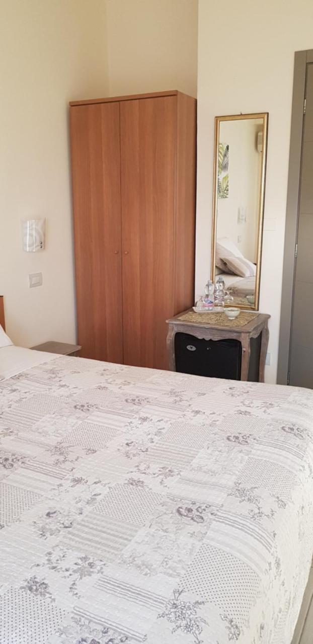 Hotel Margherita Meuble Сирмионе Екстериор снимка